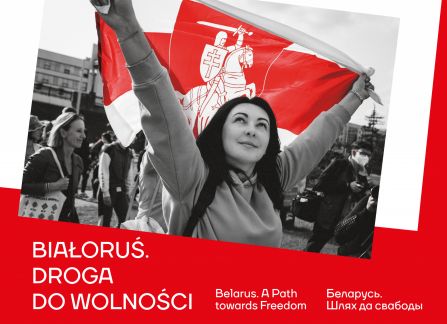 Grafika promująca wystawę Białoruś. Droga do wolności. młoda kobieta trzyma historyczną flagę białorusi z godłem.